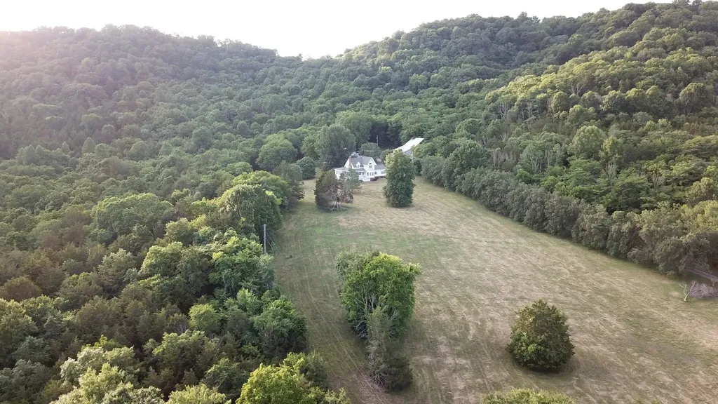 103 Nixon Hollow Ln, N Pleasant Shade TN 37145