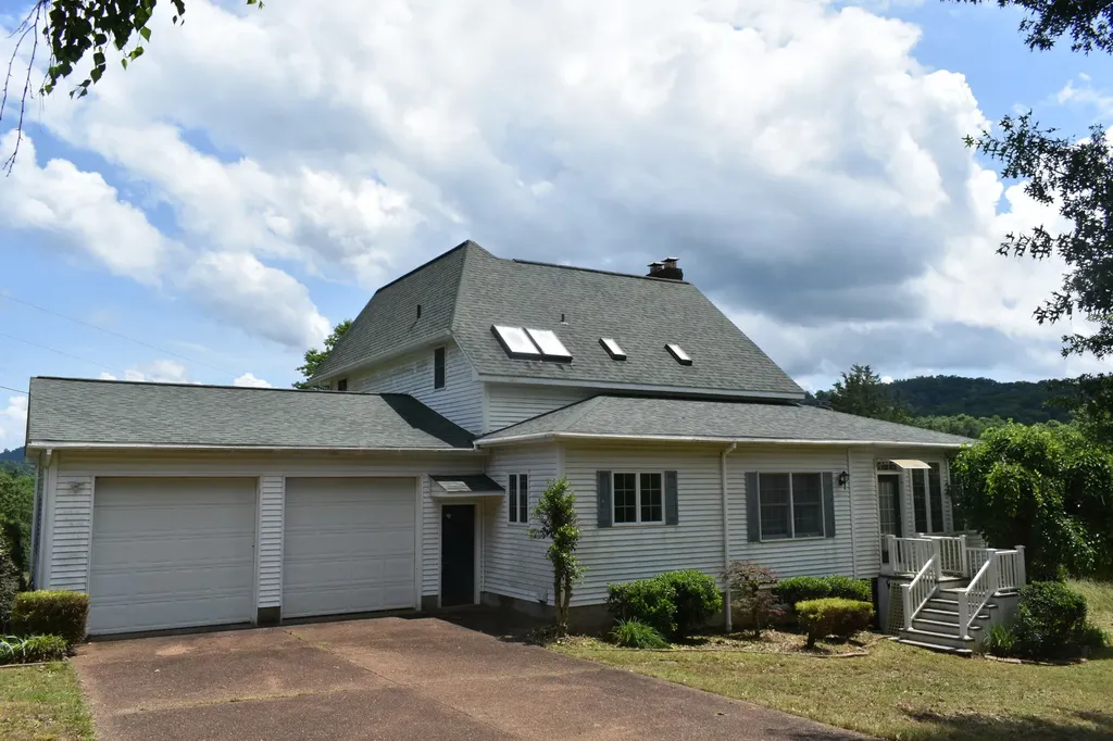 103 Nixon Hollow Ln, N Pleasant Shade TN 37145