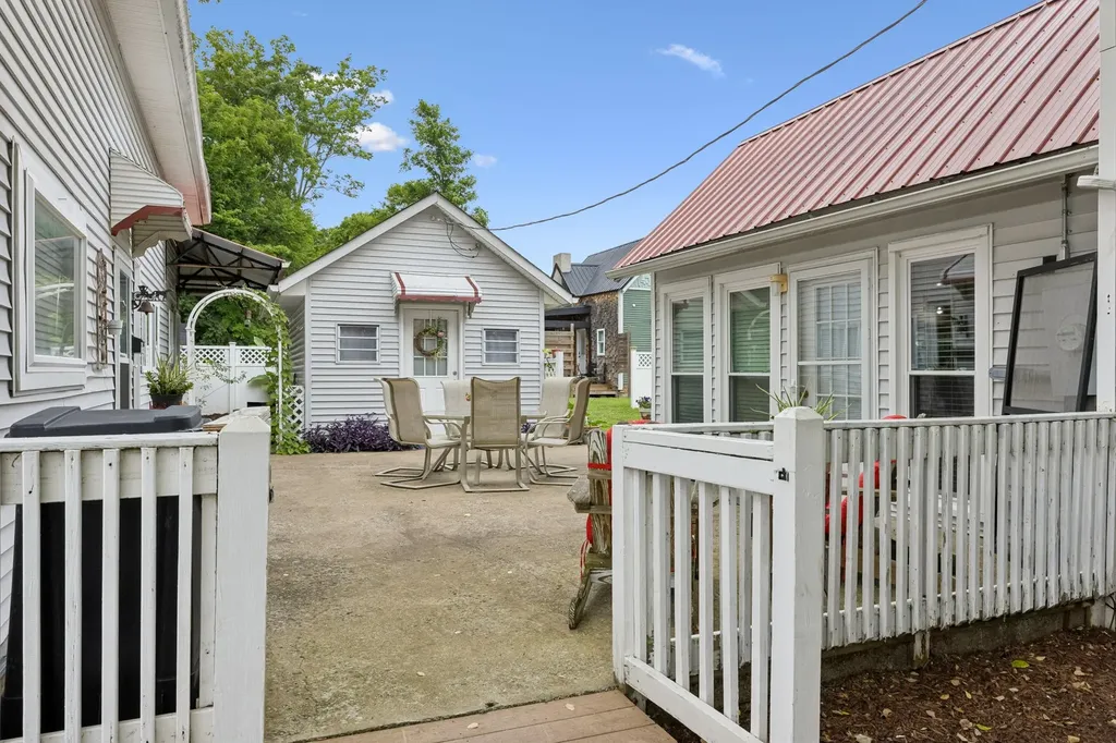 101 Webb Road, E Bell Buckle TN 37020
