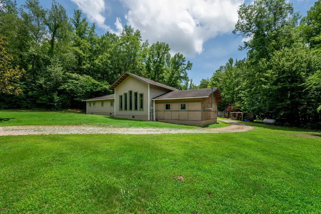 1791 Deer Creek Road Linden TN 37096