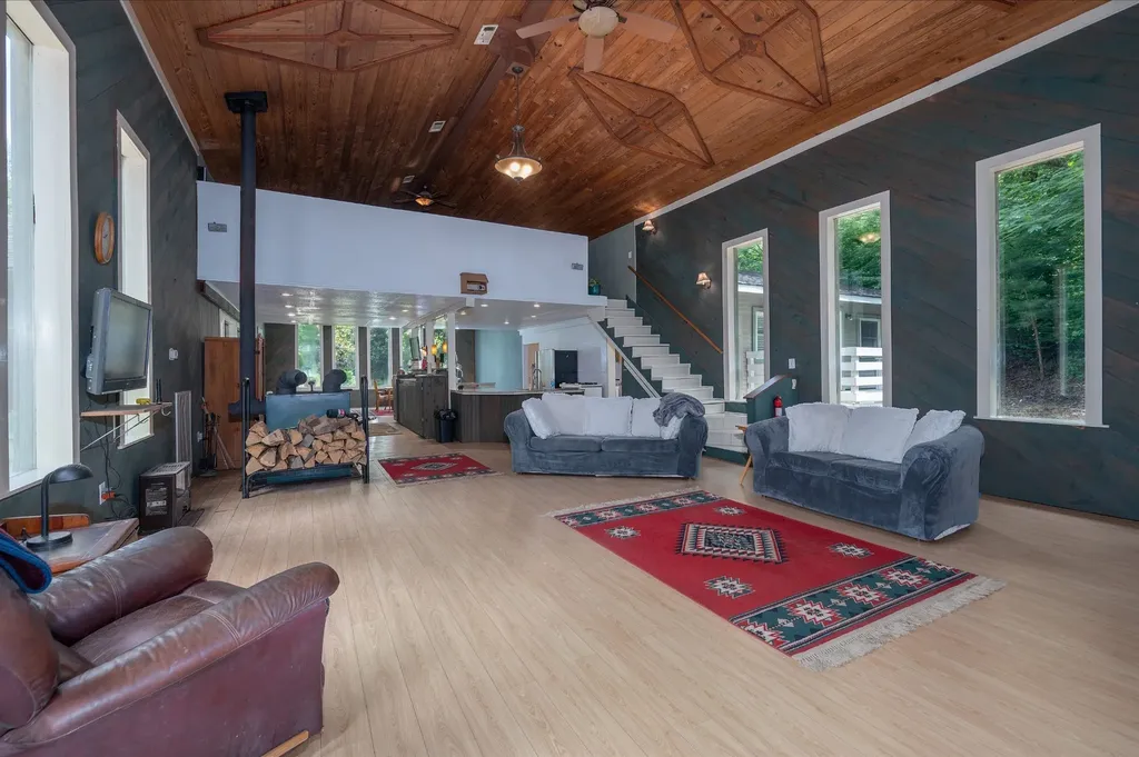 1791 Deer Creek Road Linden TN 37096