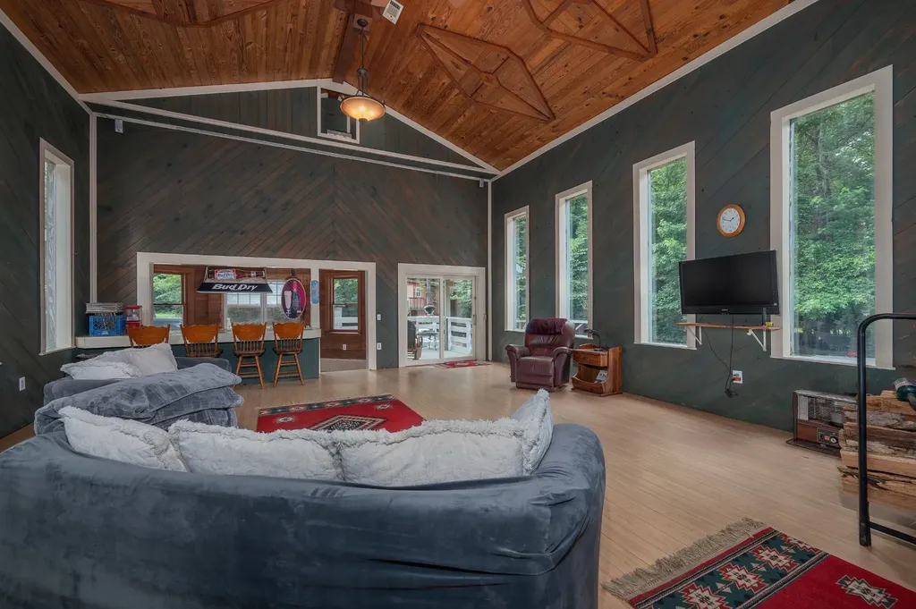 1791 Deer Creek Road Linden TN 37096