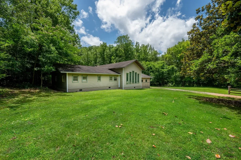 1791 Deer Creek Road Linden TN 37096