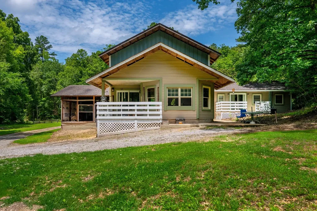 1791 Deer Creek Road Linden TN 37096