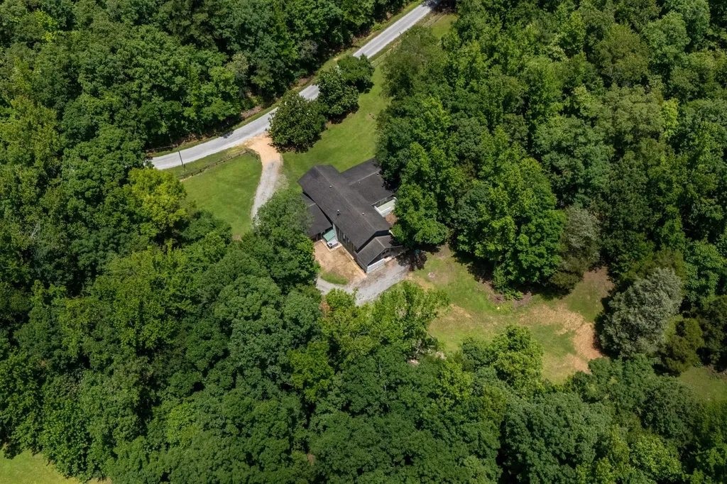 1791 Deer Creek Road Linden TN 37096