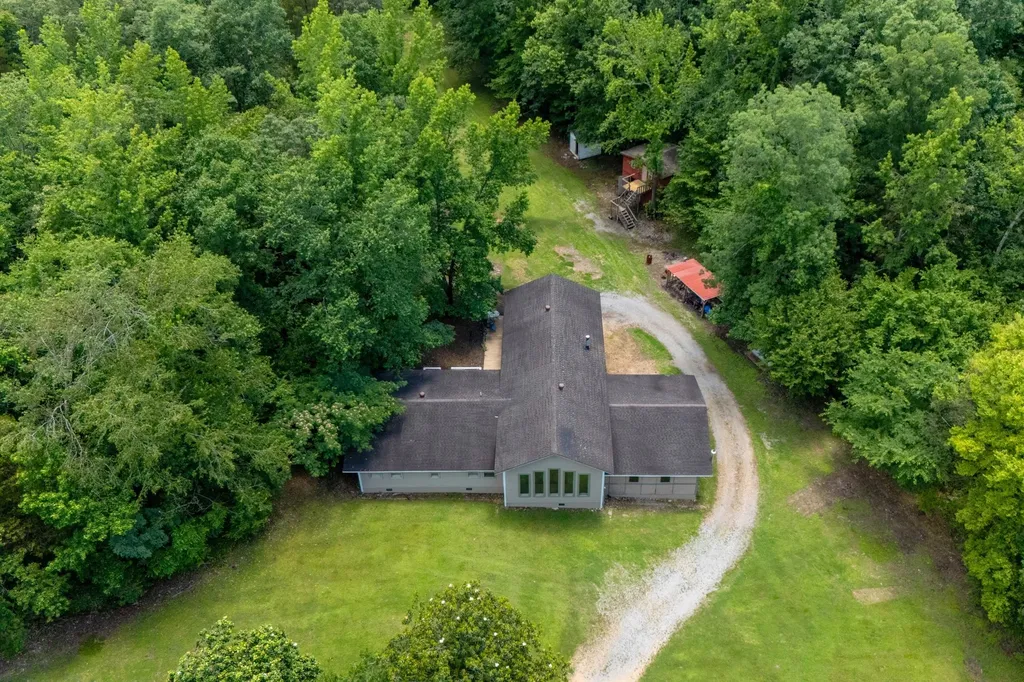 1791 Deer Creek Road Linden TN 37096
