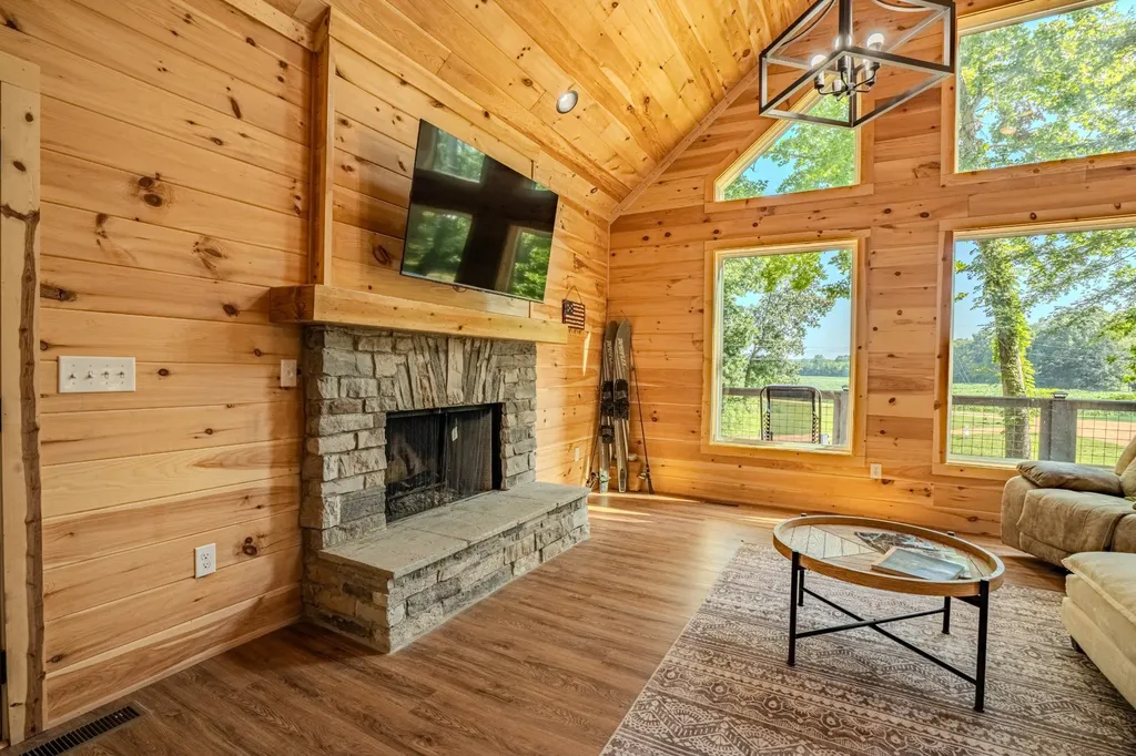 55 Kiki Cove Clifton TN 38425