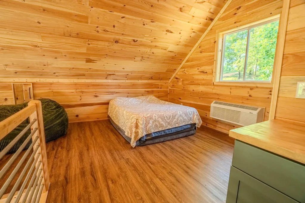 55 Kiki Cove Clifton TN 38425