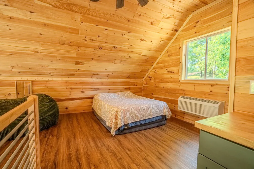 55 Kiki Cove Clifton TN 38425