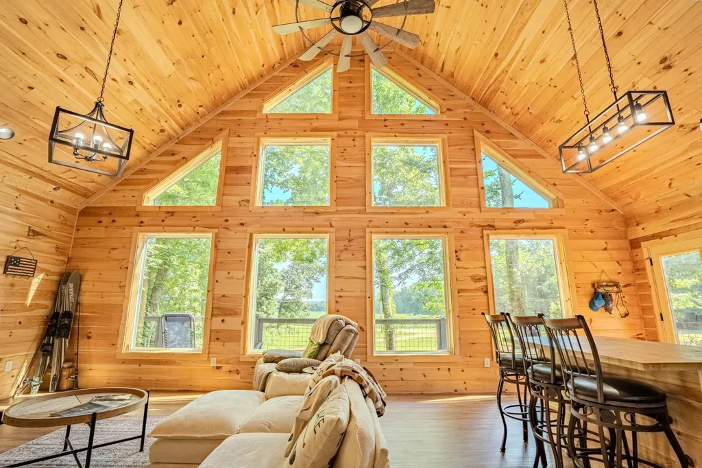 55 Kiki Cove Clifton TN 38425