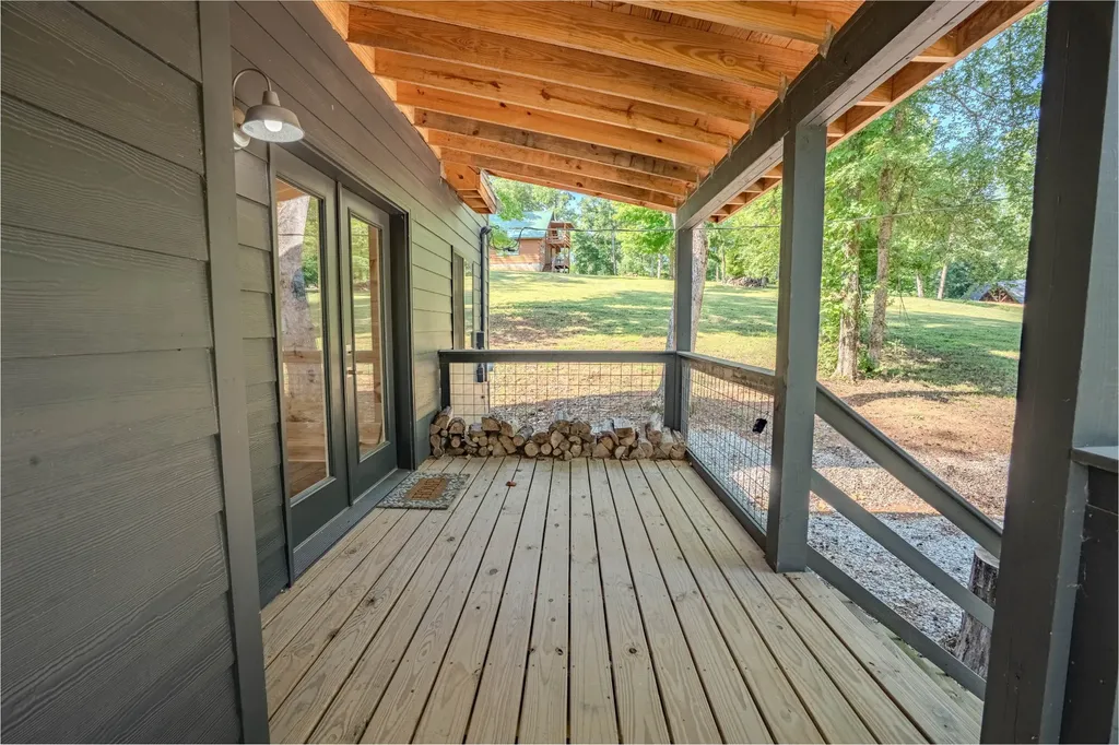 55 Kiki Cove Clifton TN 38425