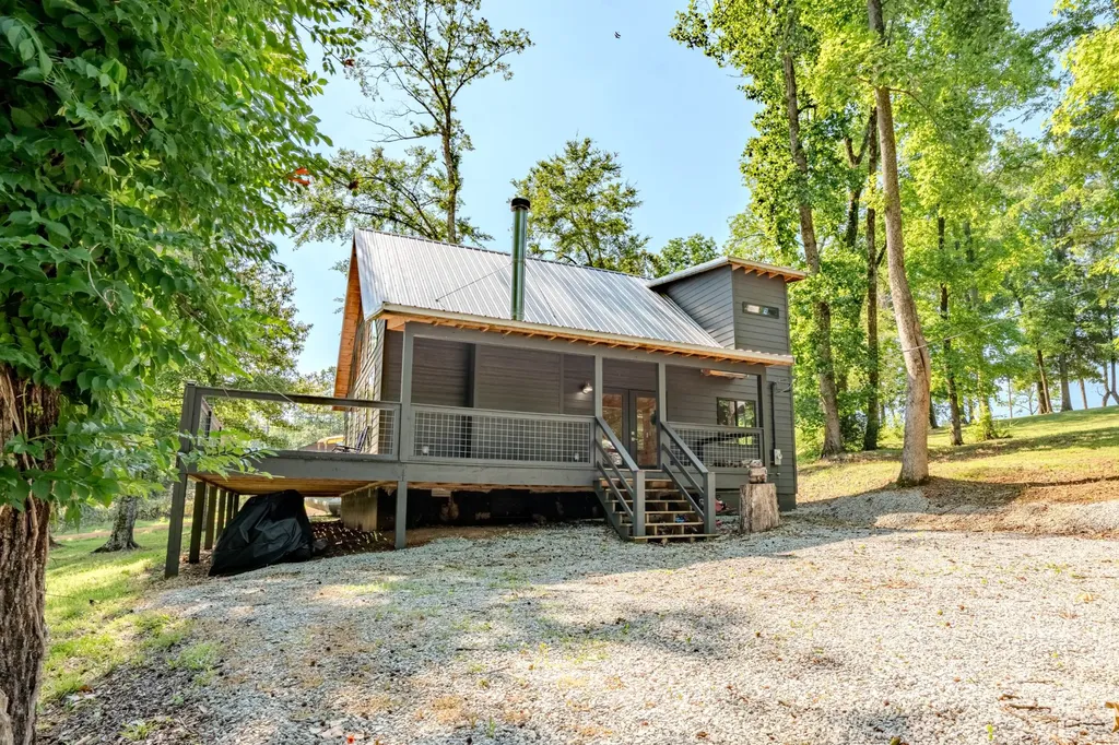 55 Kiki Cove Clifton TN 38425