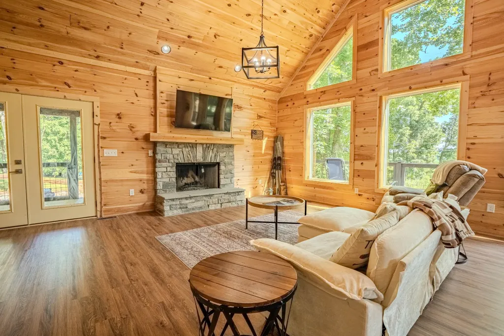 55 Kiki Cove Clifton TN 38425