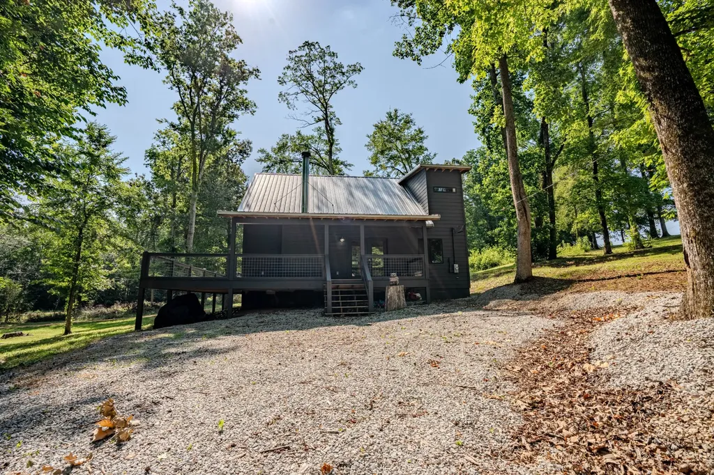 55 Kiki Cove Clifton TN 38425