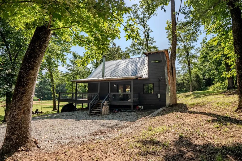 55 Kiki Cove Clifton TN 38425