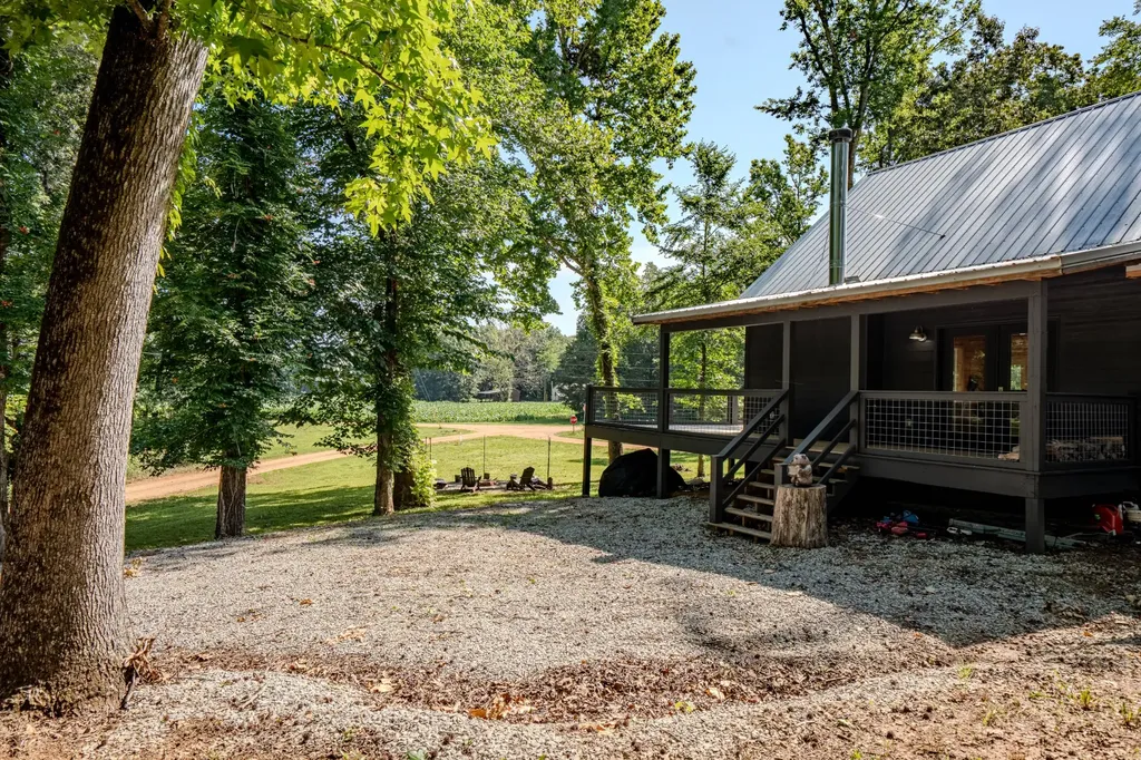 55 Kiki Cove Clifton TN 38425