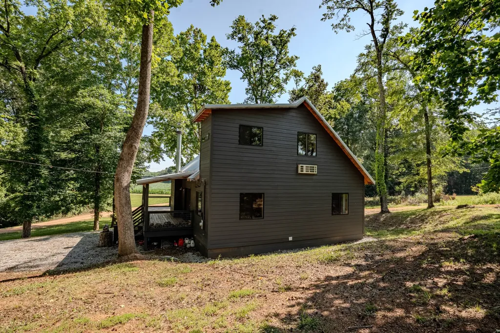 55 Kiki Cove Clifton TN 38425