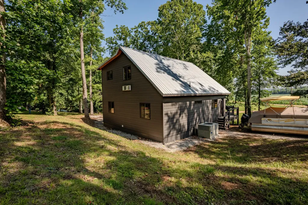 55 Kiki Cove Clifton TN 38425