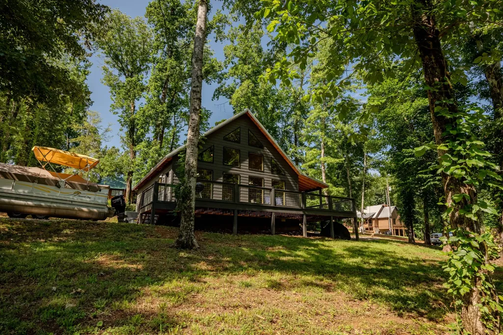 55 Kiki Cove Clifton TN 38425