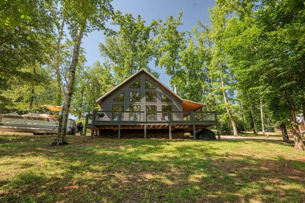 55 Kiki Cove Clifton TN 38425