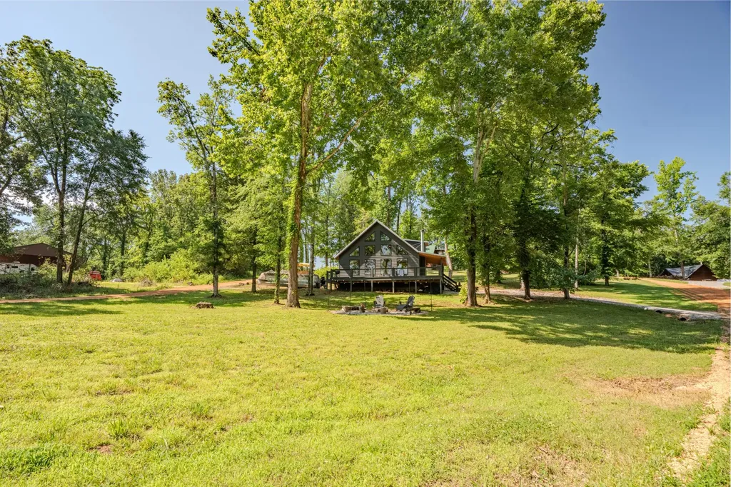 55 Kiki Cove Clifton TN 38425
