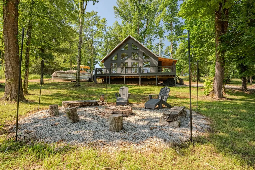 55 Kiki Cove Clifton TN 38425