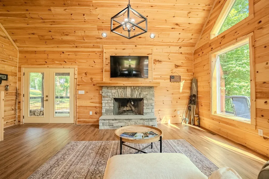 55 Kiki Cove Clifton TN 38425