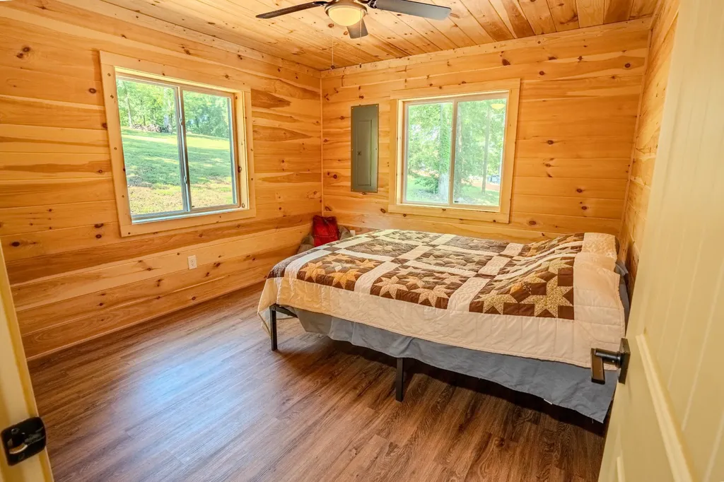 55 Kiki Cove Clifton TN 38425
