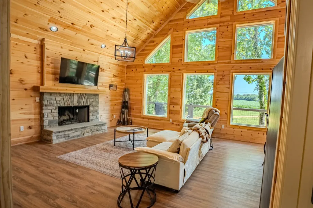55 Kiki Cove Clifton TN 38425