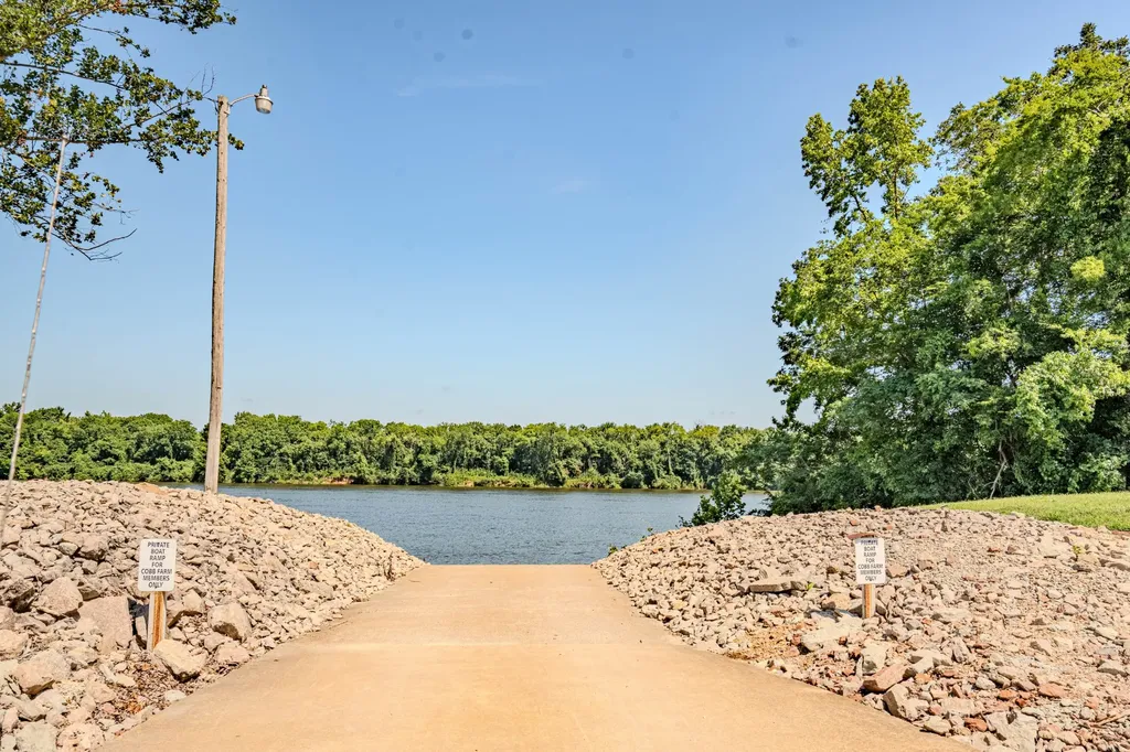 55 Kiki Cove Clifton TN 38425