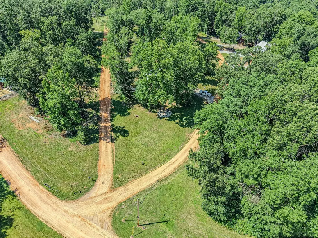 55 Kiki Cove Clifton TN 38425
