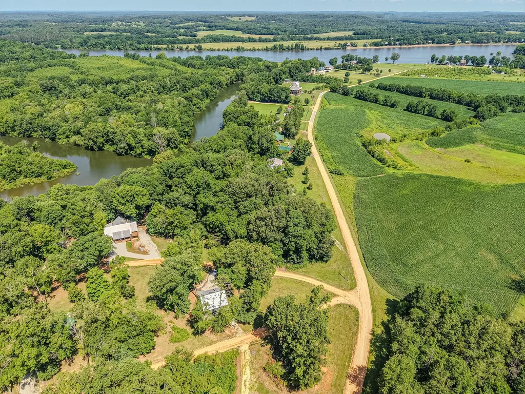 55 Kiki Cove Clifton TN 38425