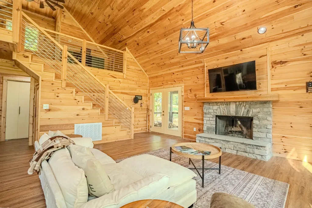 55 Kiki Cove Clifton TN 38425