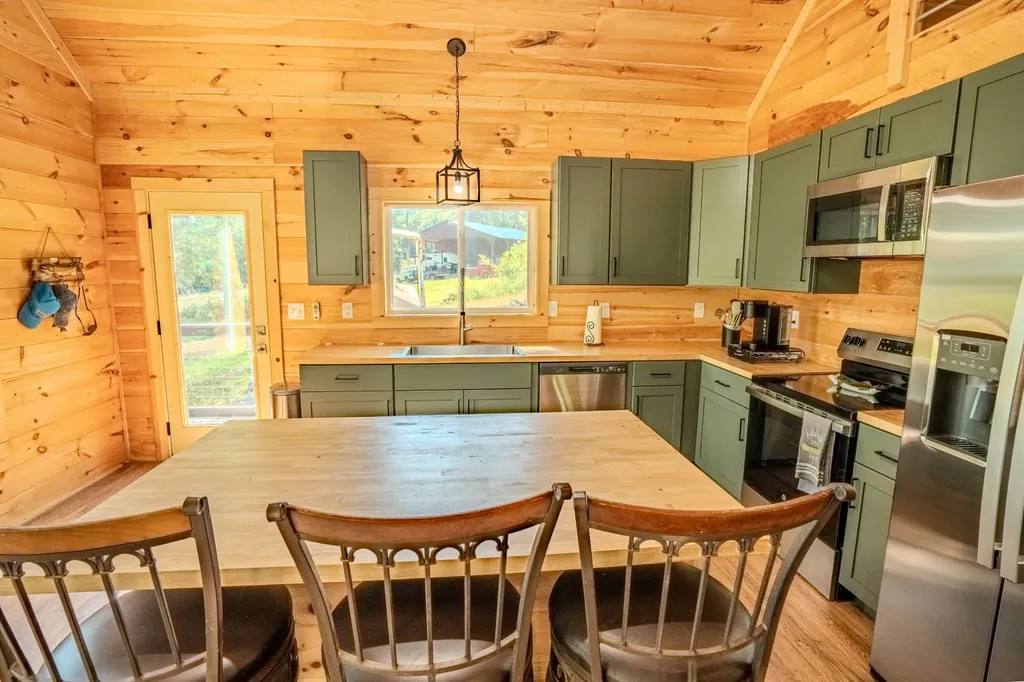 55 Kiki Cove Clifton TN 38425