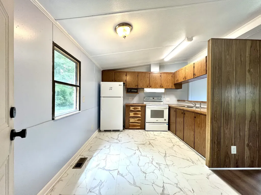 110 Hinkle Hill St, E Bell Buckle TN 37020