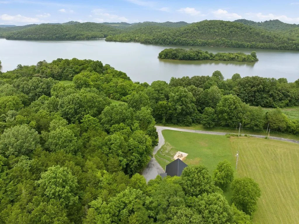 672 Sullivan Bend Road Elmwood TN 38560