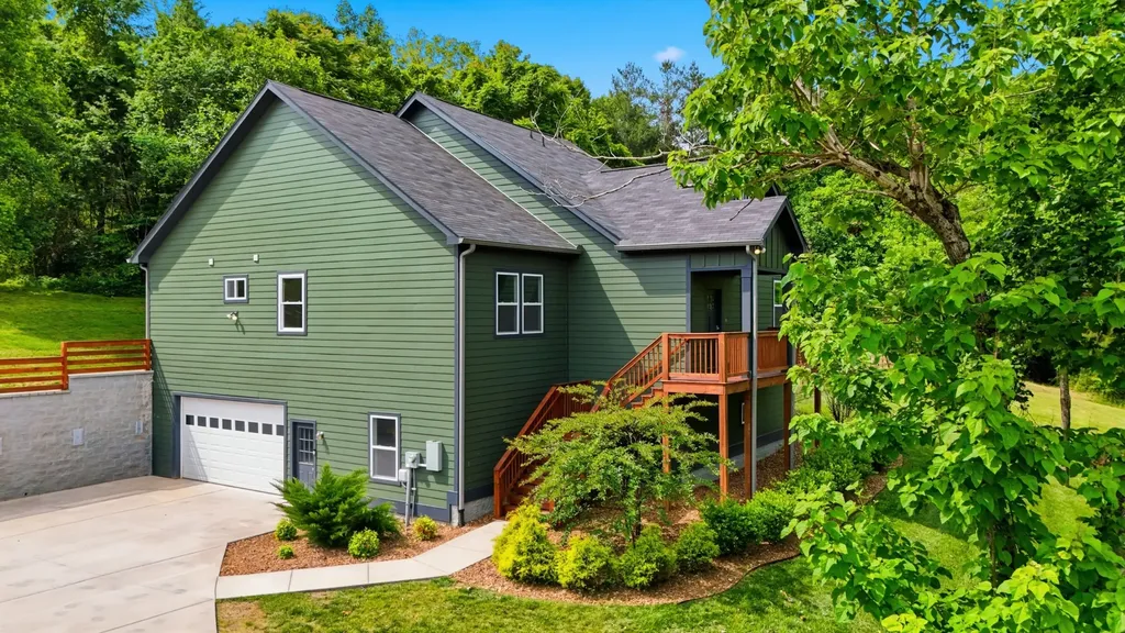157 Lena Loop Burns TN 37029