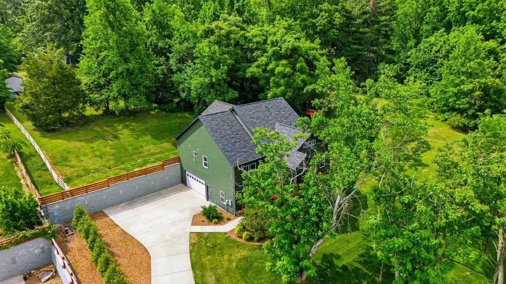 157 Lena Loop Burns TN 37029