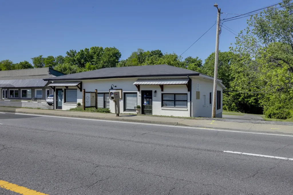 2616 Highway 41, S Greenbrier TN 37073