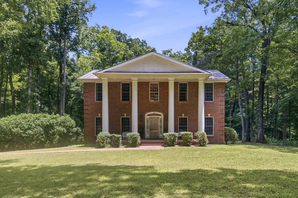1225 Johnny Hall Road Burns TN 37029