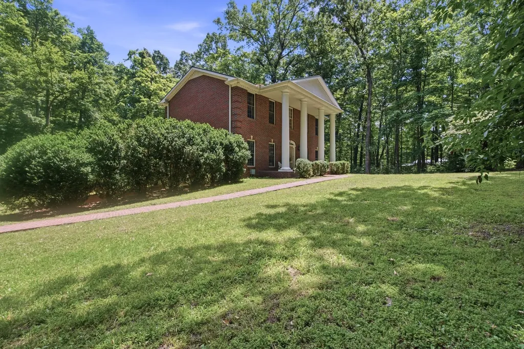 1225 Johnny Hall Road Burns TN 37029