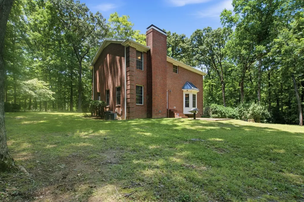 1225 Johnny Hall Road Burns TN 37029