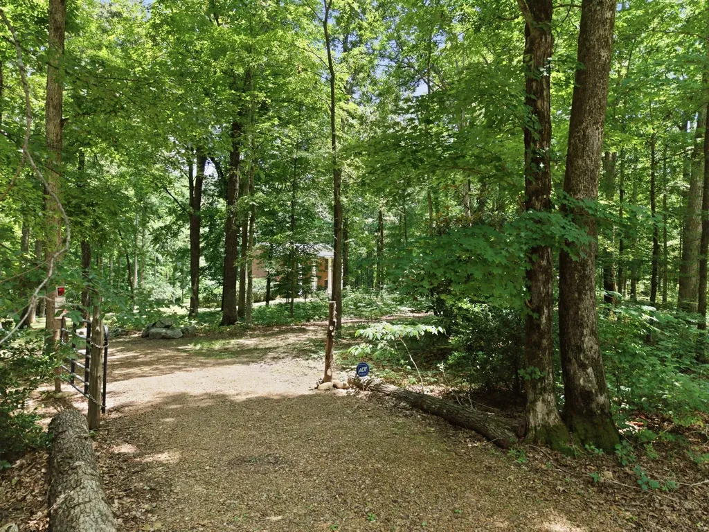 1225 Johnny Hall Road Burns TN 37029