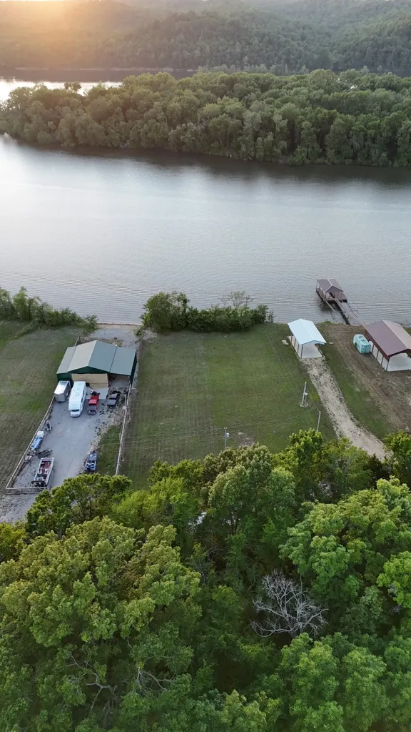 2825 Hardin Bottom River Road Clifton TN 38425