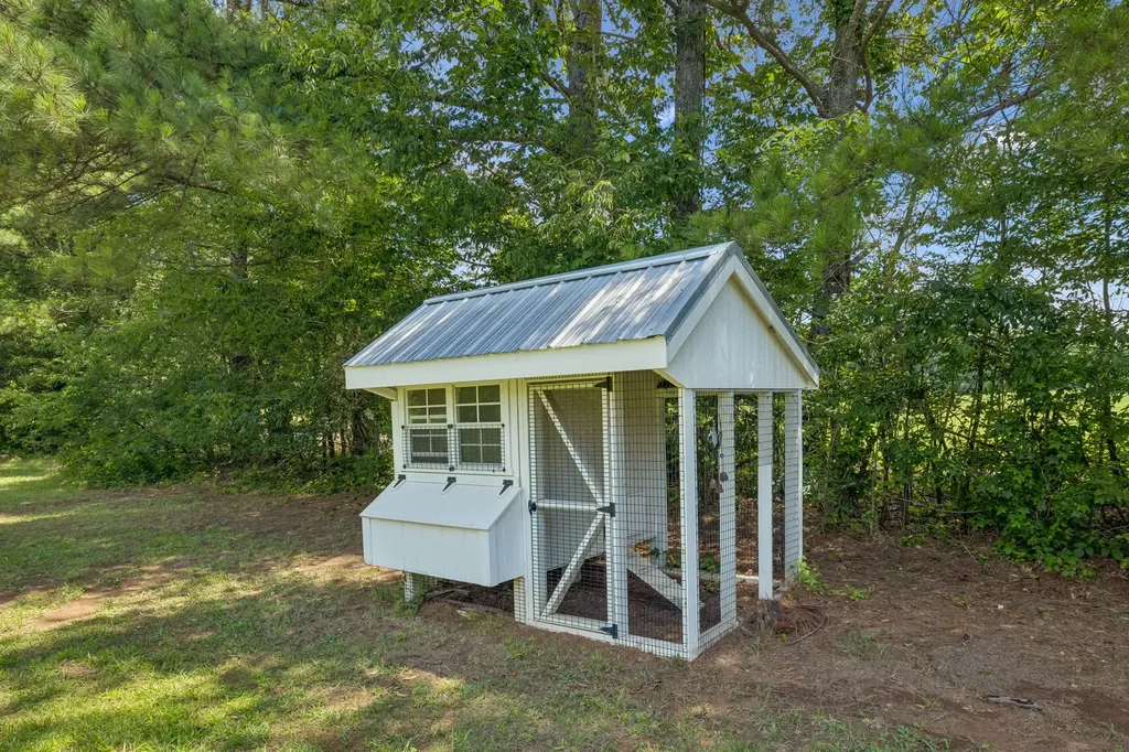 7672 Jones Road White House TN 37188