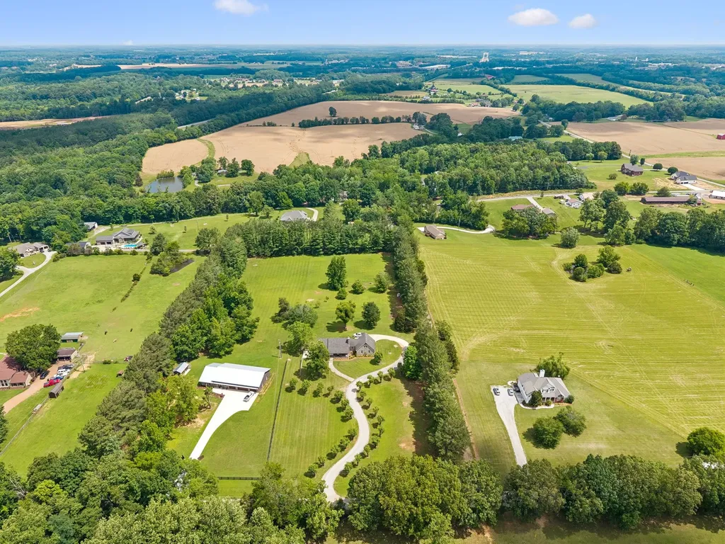 7672 Jones Road White House TN 37188