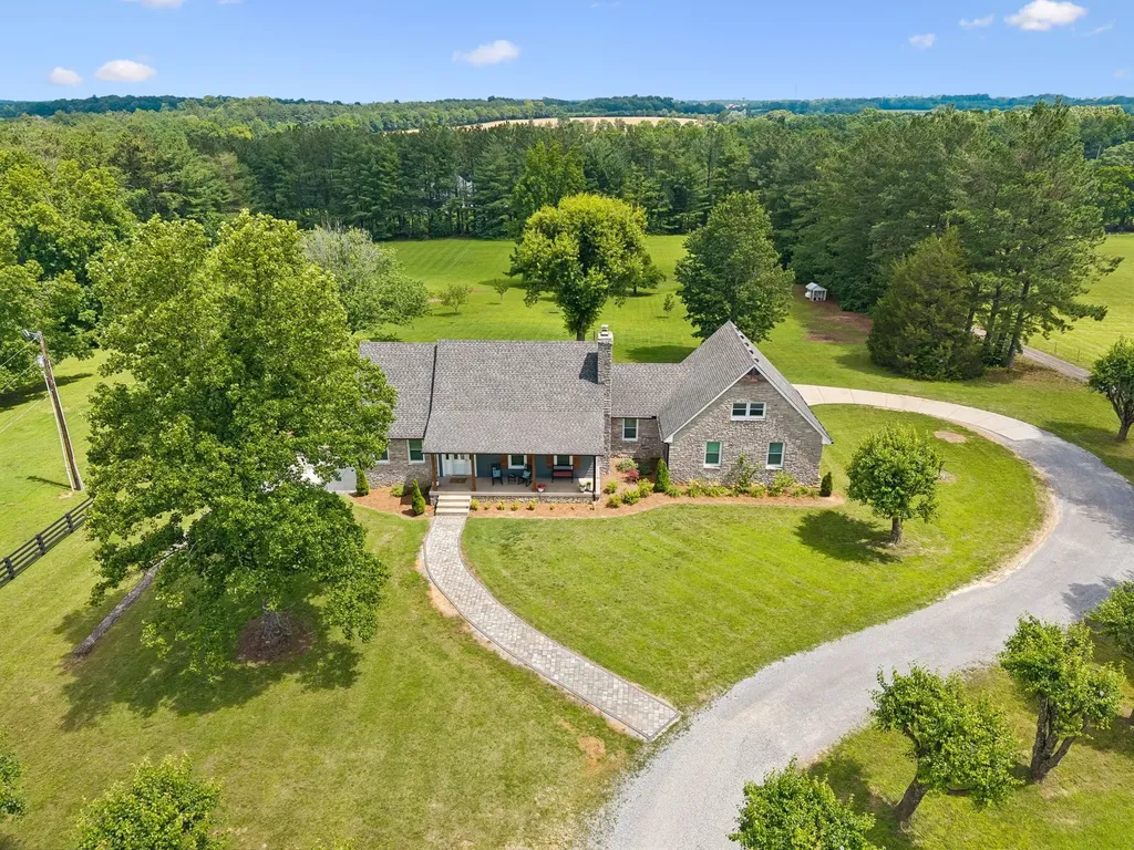 7672 Jones Road White House TN 37188
