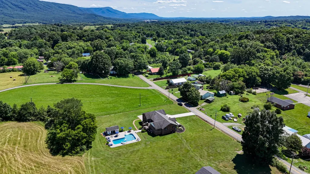 121 County Road 903 Etowah TN 37331