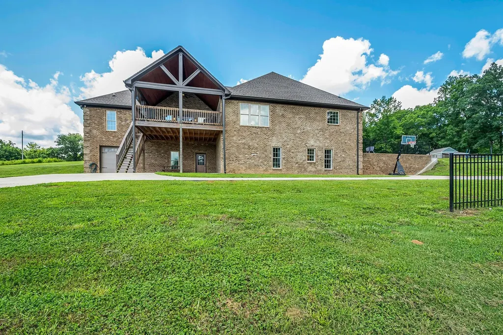172 Tad Circle Leoma TN 38468
