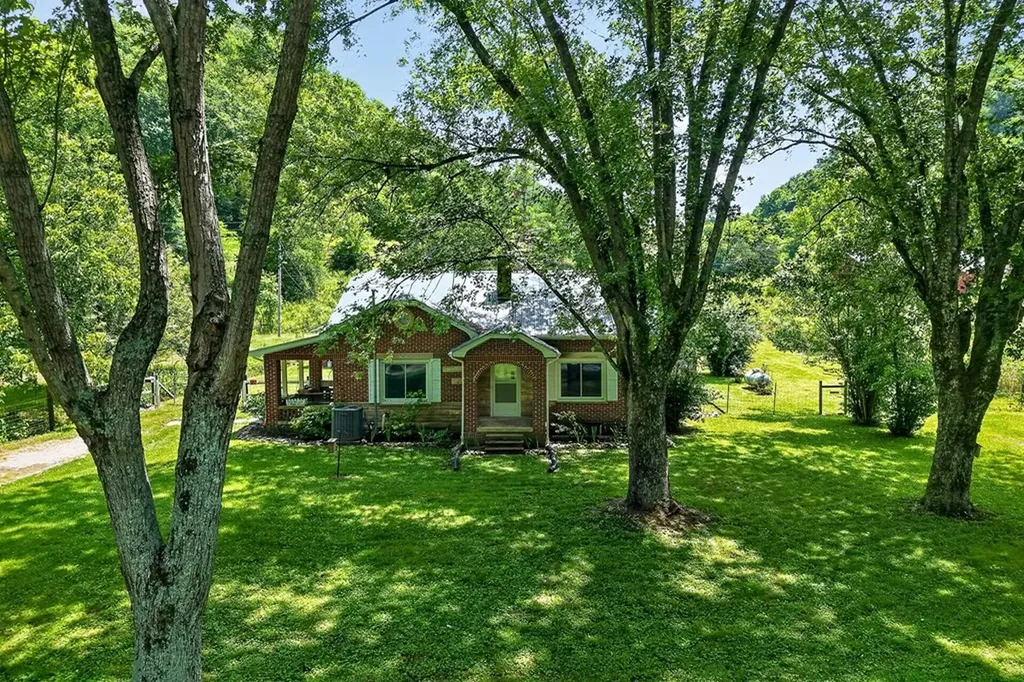 747 Hunting Creek Road Whitleyville TN 38588